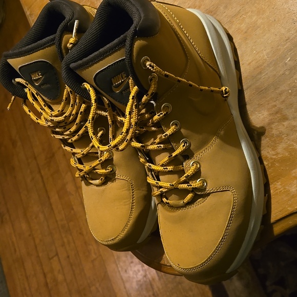 Nike Manoa Men\'s Brown Boots with Yellow Laces